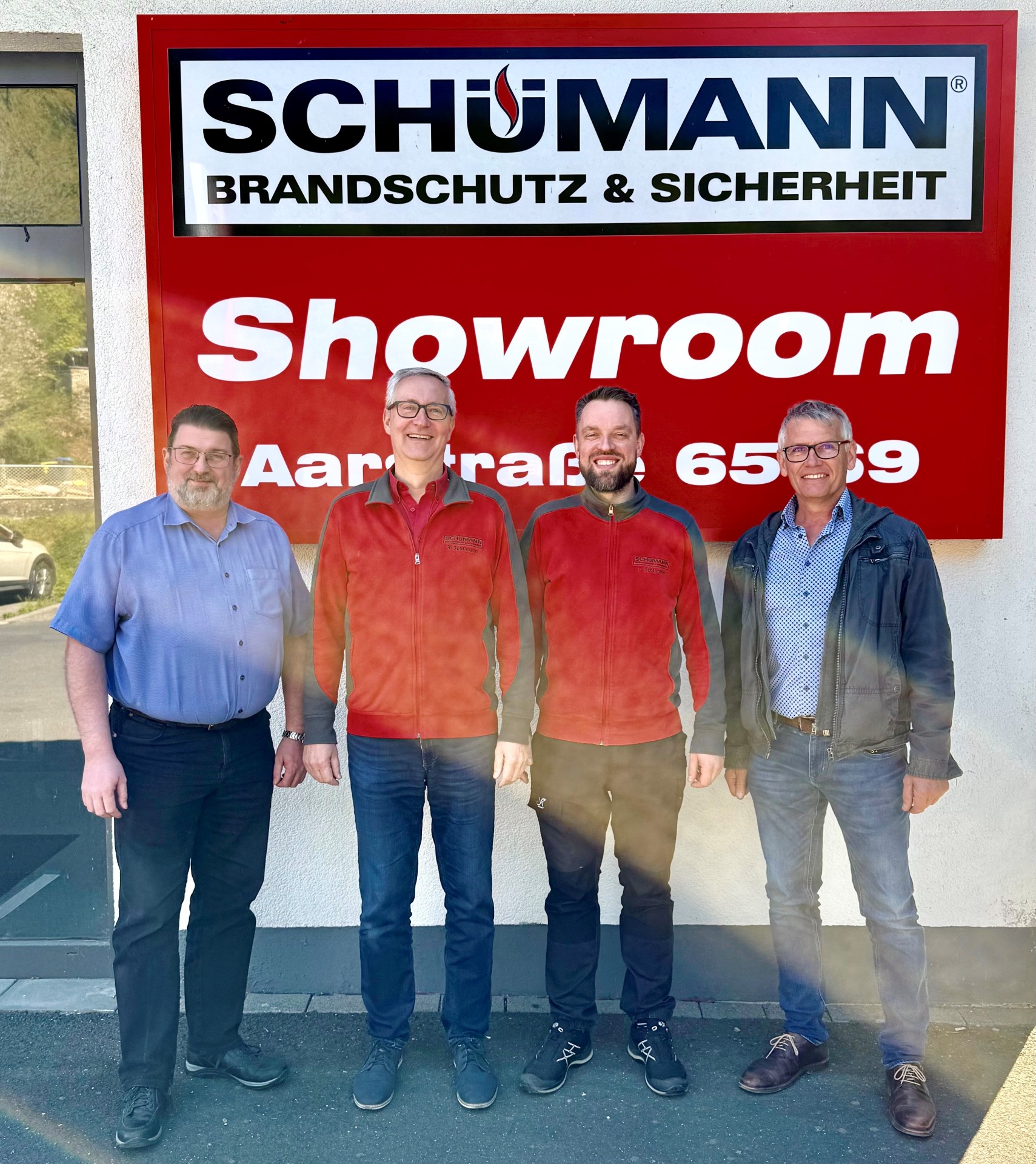 Lars Denninghoff (Bürgermeister VG Aar-Einrich), René Schümann & Tobias Schümann (Fa. Schümann Brandschutz & Sicherheit GmbH) sowie Joachim Egert (Ortsbürgermeister Hahnstätten) kamen anlässlich des 25-jährigen Bestehens des Unternehmens in Hahnstätten zusammen.