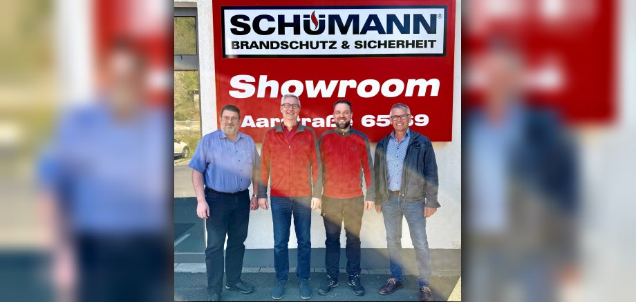 Lars Denninghoff (Bürgermeister VG Aar-Einrich), René Schümann & Tobias Schümann (Fa. Schümann Brandschutz & Sicherheit GmbH) sowie Joachim Egert (Ortsbürgermeister Hahnstätten) kamen anlässlich des 25-jährigen Bestehens des Unternehmens in Hahnstätten zusammen.