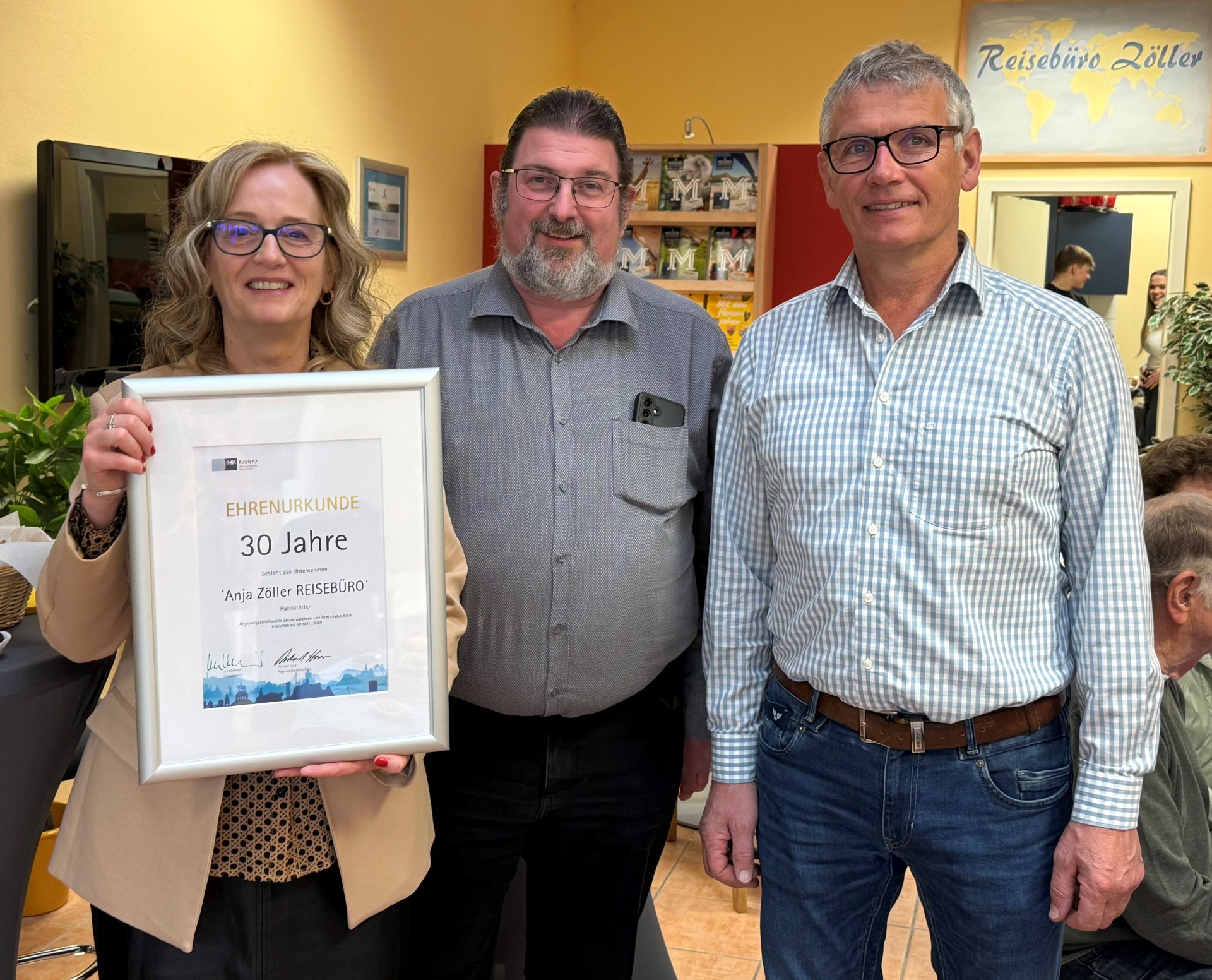 Zu sehen sind Anja Zöller, Lars Denninghoff und Joachim Egert. Sie kamen anlässlich des 30-jährigen Bestehens vom Reisebüro Zöller zusammen.