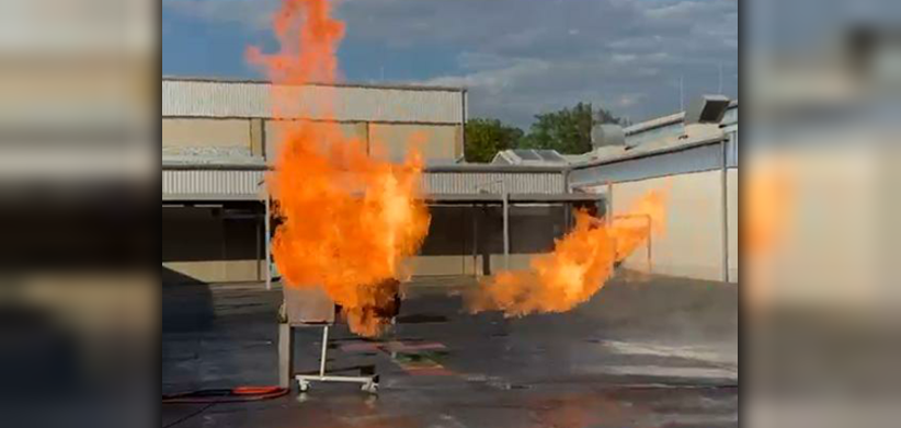 Zu sehen ist das Ablöschen eines Gasbrands ein, um den fachgerechten Angriff auf die offene Gasflamme zu üben. Zu sehen ist das Ablöschen eines Gasbrands ein, um den fachgerechten Angriff auf die offene Gasflamme zu üben.