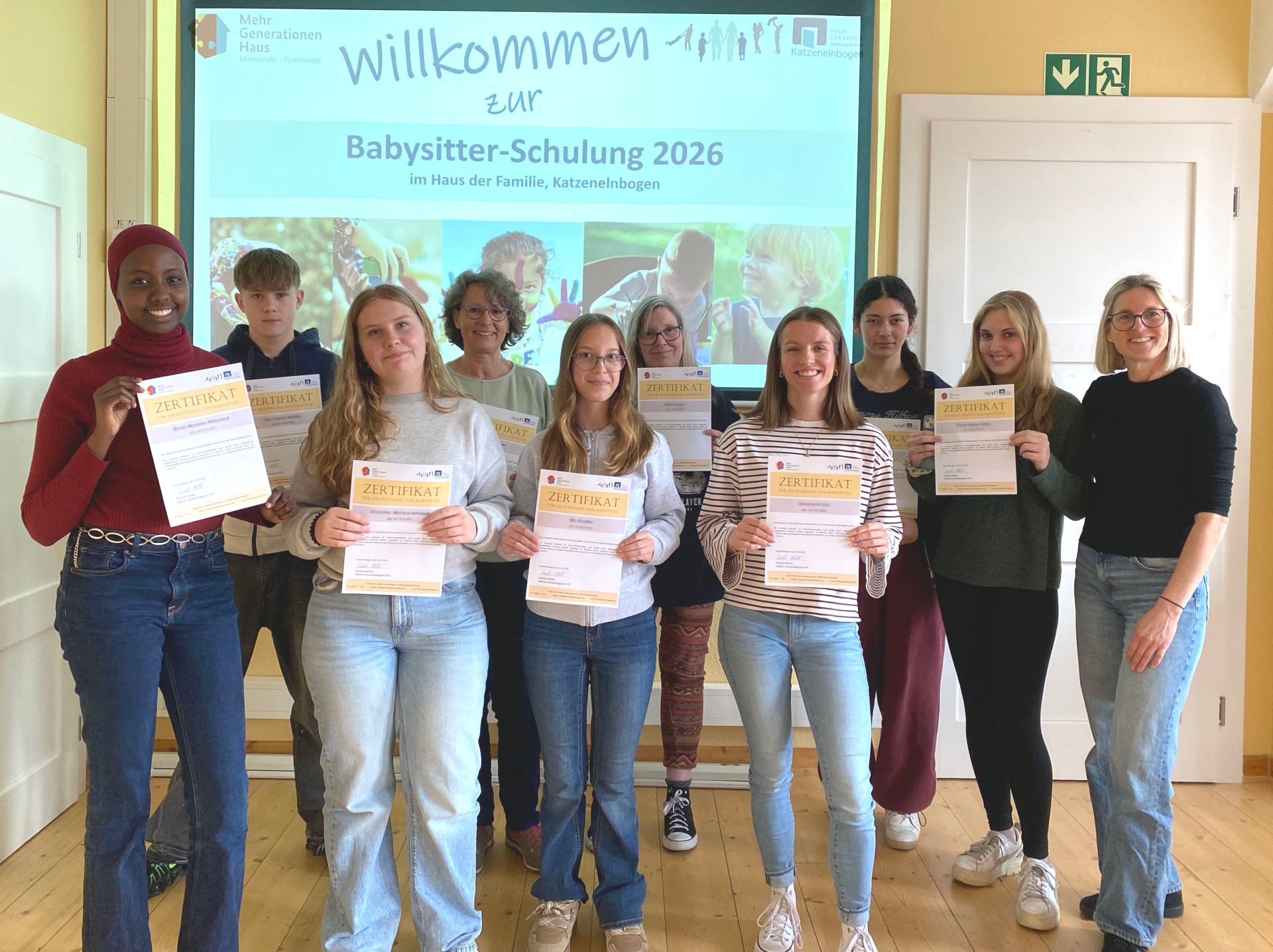 Zu sehen sind die Absolventen und Absolventinnen der Babysitterschulung 2026