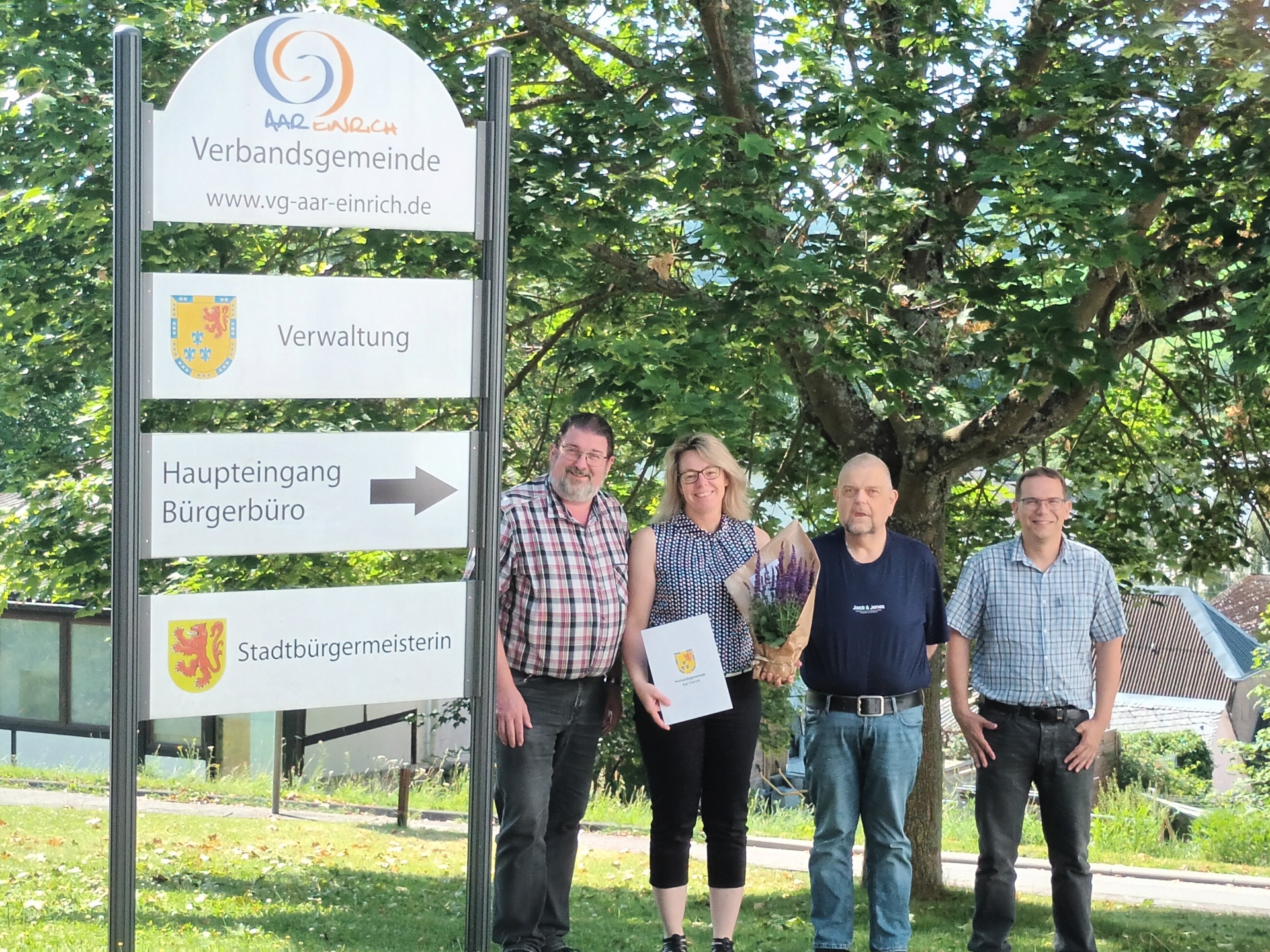 Zu sehen sind Bürgermeister Lars Denninghoff, Jubilarin Bianca Reichert, Kassenleiter und Personalratsvorsitzender Torsten Heuser, Büroleiter Stefan Nickel