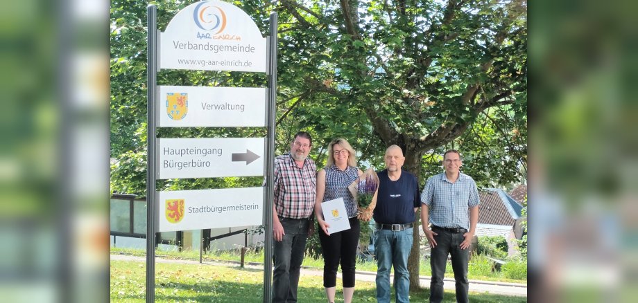 Zu sehen sind Bürgermeister Lars Denninghoff, Jubilarin Bianca Reichert, Kassenleiter und Personalratsvorsitzender Torsten Heuser, Büroleiter Stefan Nickel