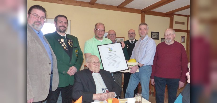 Zu sehen sind
v.l. Lars Denninghoff, Steffen Paul, Kurt Pfeifer sitzend, Christian Pfeifer, Harald Gemmer, Harald Focke, Jörg Brod, Thomas Focke
Zu sehen sind v.l. Lars Denninghoff, Steffen Paul, Kurt Pfeifer sitzend, Christian Pfeifer, Harald Gemmer, Harald Focke, Jörg Brod, Thomas Focke