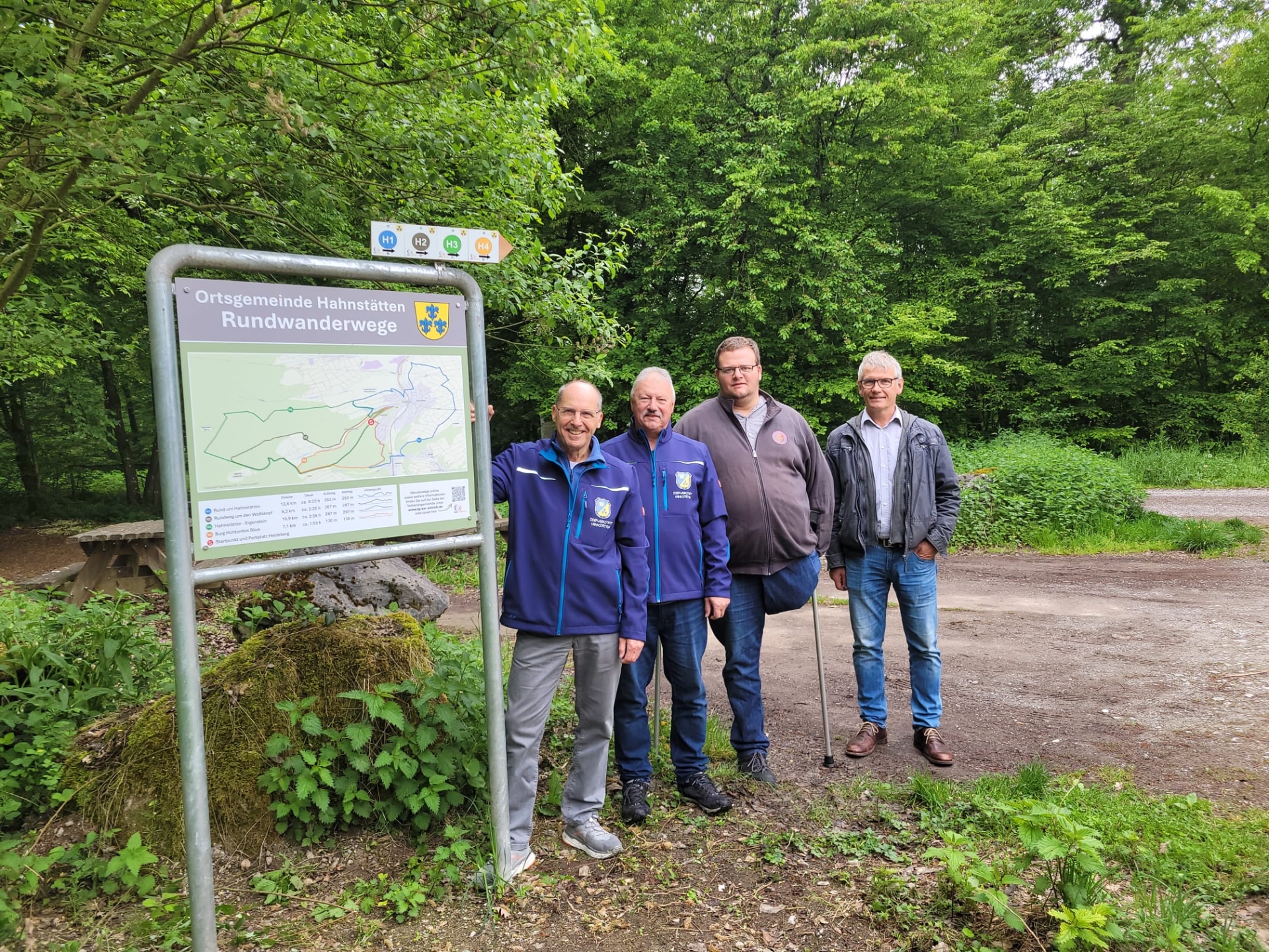 Auf dem Bild sind Klaus Leber und Bernd Salzmann (Dorfwerkstatt), Daniel Schmidt (Tourismusmanager VG Aar-Einrich), Ortsbürgermeister Joachim Egert zu sehen.