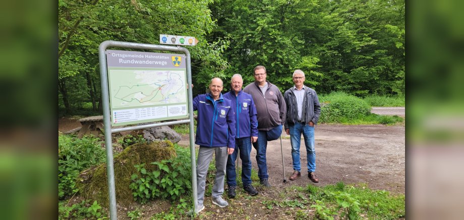 Auf dem Bild sind Klaus Leber und Bernd Salzmann (Dorfwerkstatt), Daniel Schmidt (Tourismusmanager VG Aar-Einrich), Ortsbürgermeister Joachim Egert zu sehen.
