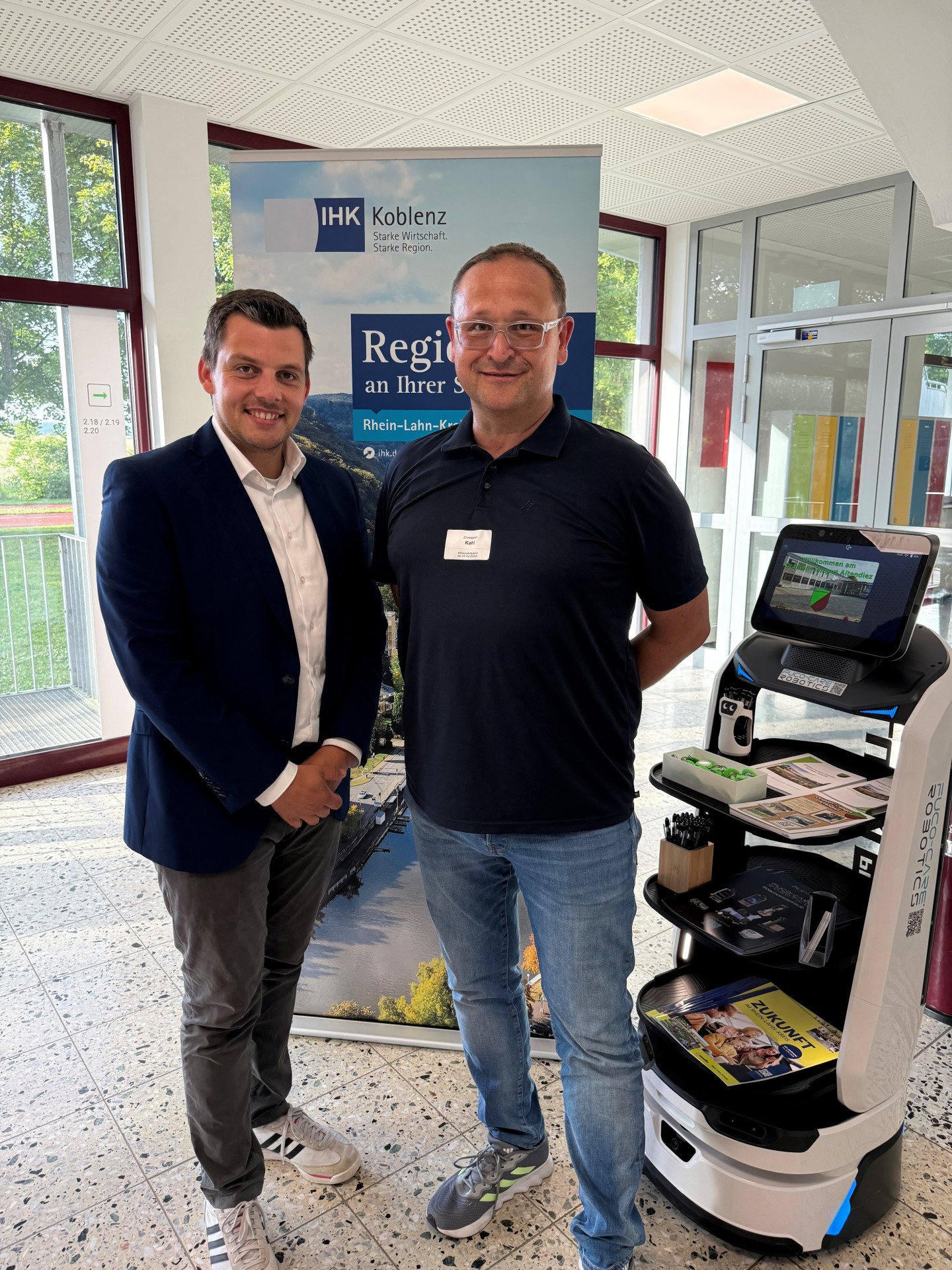 Beigeordneter Marc-André Kubitza (links) und Wirtschaftsförderer Christopher Kahl (rechts) waren für die Verbandsgemeinde Aar-Einrich neben zahlreichen weiteren Personen auf dem IHK-Empfang der Wirtschaft im Rhein-Lahn-Kreis. 