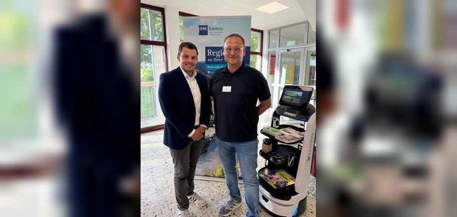Beigeordneter Marc-André Kubitza (links) und Wirtschaftsförderer Christopher Kahl (rechts) waren für die Verbandsgemeinde Aar-Einrich neben zahlreichen weiteren Personen auf dem IHK-Empfang der Wirtschaft im Rhein-Lahn-Kreis. 