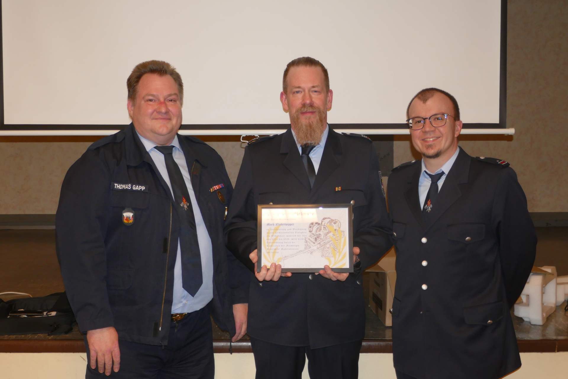 Zu sehen sind Vorsitzender des Fördervereins Thomas Gapp, Wehrführer a. D. Mark Niederwipper, stellv. Wehrführer Dennis Bach