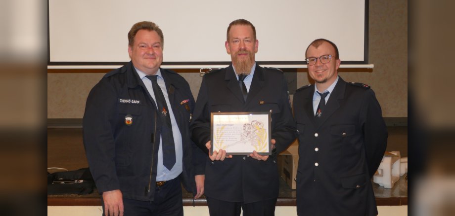 Zu sehen sind Vorsitzender des Fördervereins Thomas Gapp, Wehrführer a. D. Mark Niederwipper, stellv. Wehrführer Dennis Bach