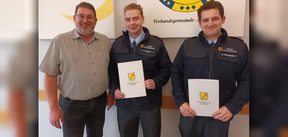 Das Foto zeigt Bürgermeister Lars Denninghoff (l.) Kameraden Luca Damian Kemper und Jonathan Naumann.