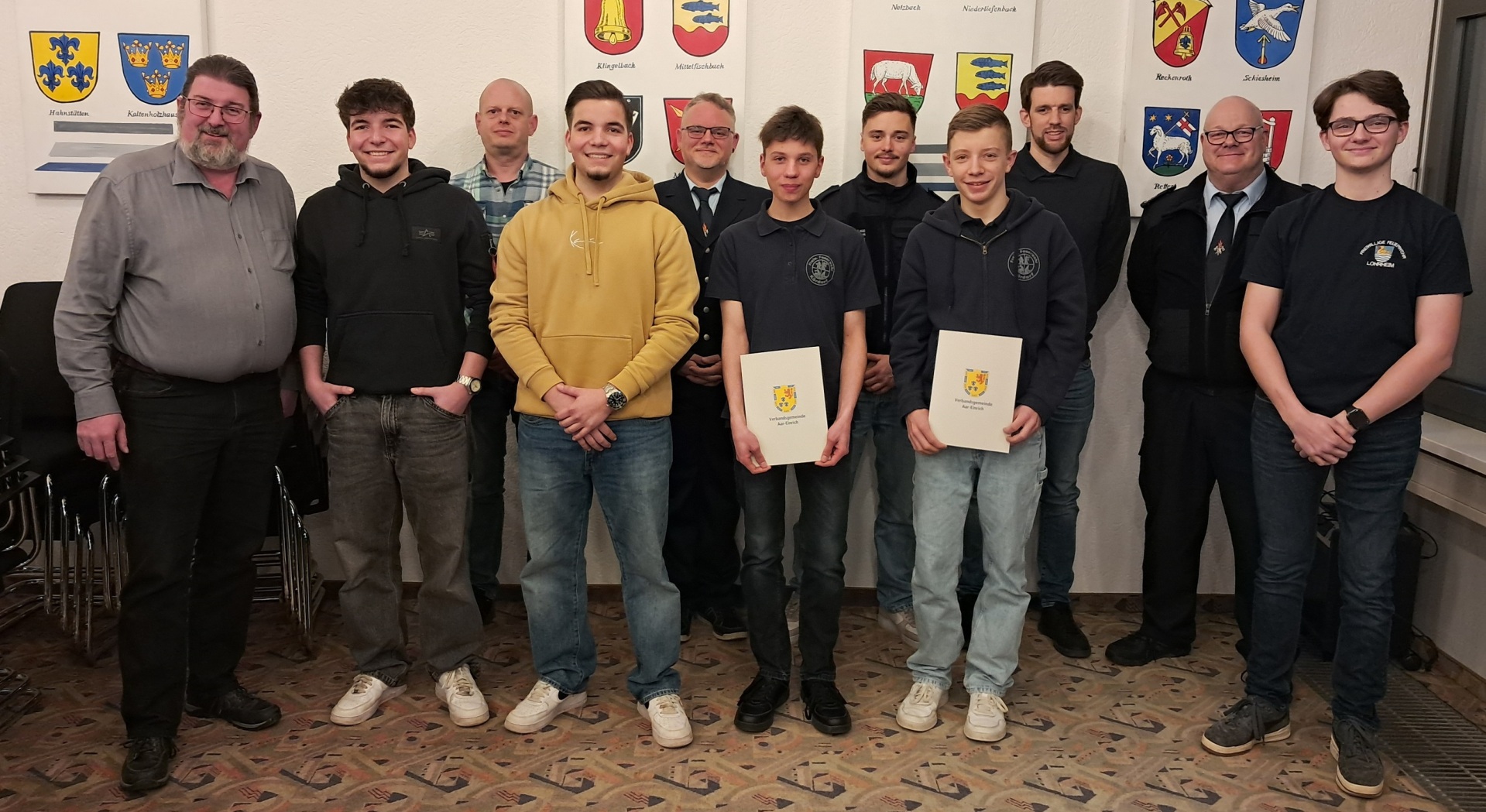 Zu sehen sind die neu verpflichteten Kameraden in der FFW Aar-Einrich