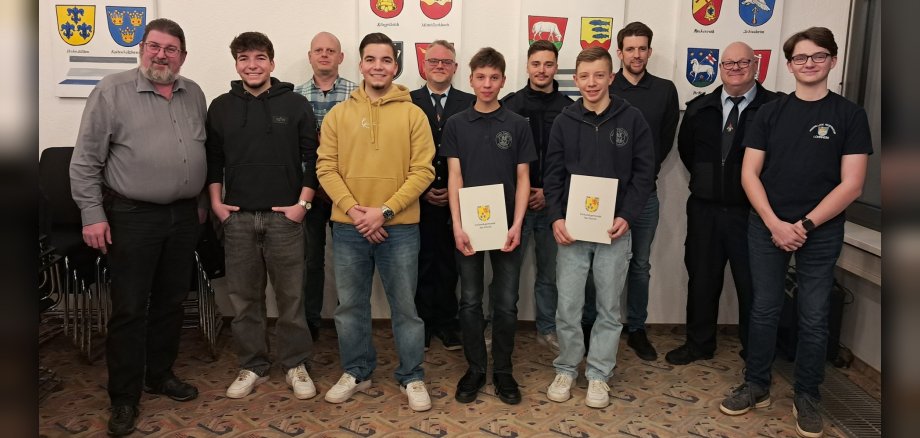 Zu sehen sind die neu verpflichteten Kameraden in der FFW Aar-Einrich