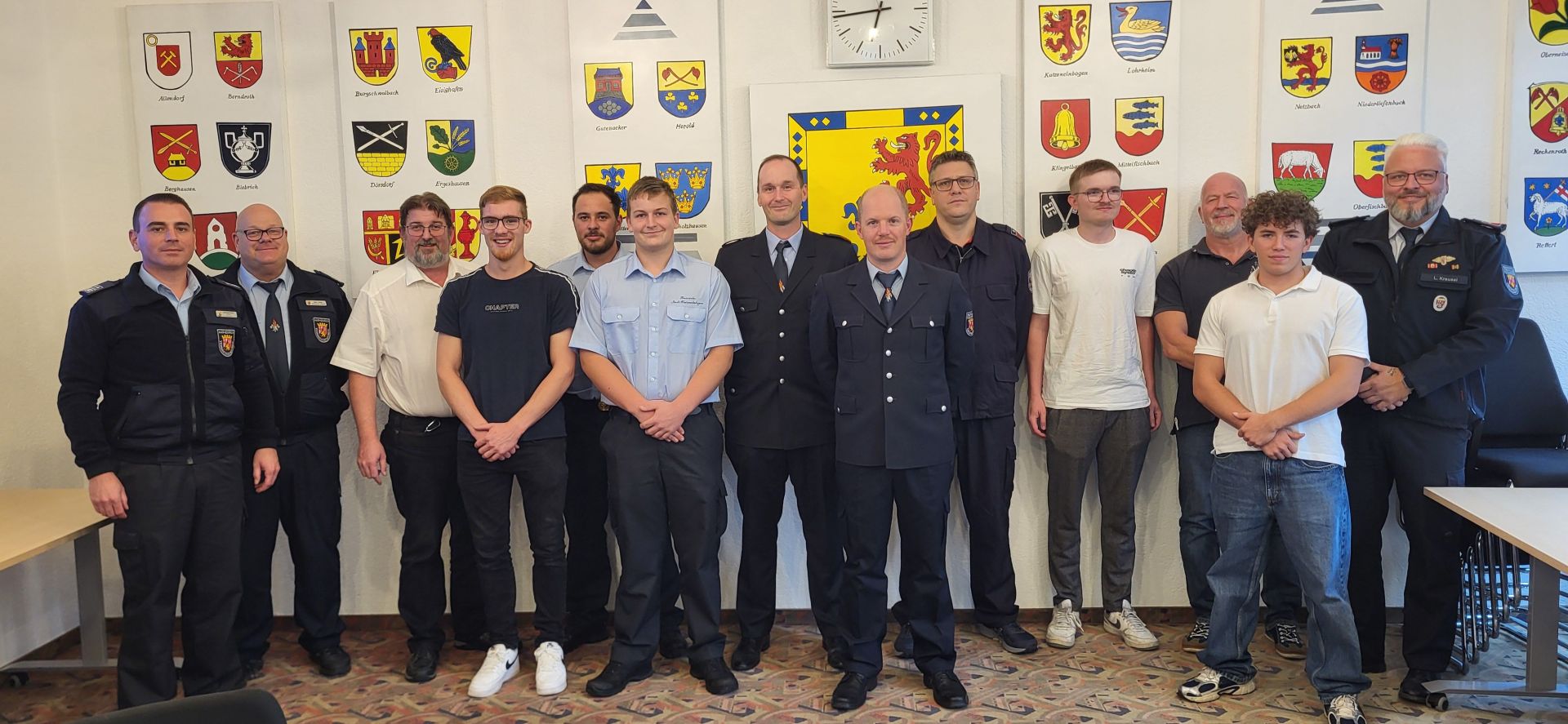 Die neu verpflichteten Feuerwehr-Kameraden gruppierten sich zum Erinnerungsfoto.