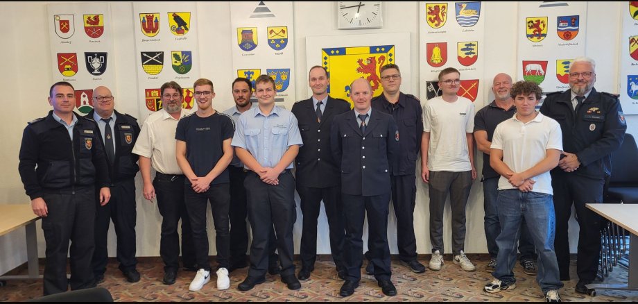 Die neu verpflichteten Feuerwehr-Kameraden gruppierten sich zum Erinnerungsfoto.