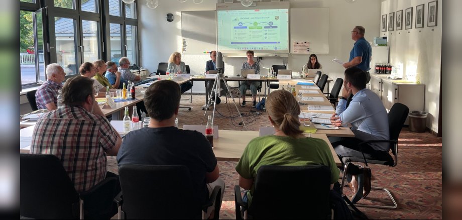 Teilnehmende der hybriden Sitzung der LAG Lahn-Taunus im Bürgerhaus Hahnstätten: Vor Ort und digital berieten die LAG-Mitglieder über LEADER-Vorhaben Teilnehmende der hybriden Sitzung der LAG Lahn-Taunus im Bürgerhaus Hahnstätten: Vor Ort und digital berieten die LAG-Mitglieder über LEADER-Vorhaben