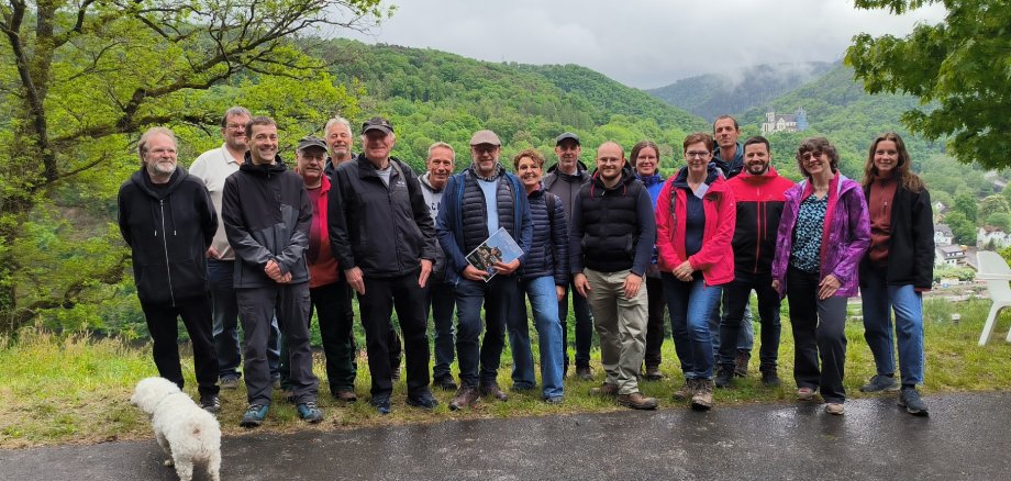 Exkursionsteilnehmende des internationalen Steillagen-Netzwerkes oberhalb von Obernhof. Exkursionsteilnehmende des internationalen Steillagen-Netzwerkes oberhalb von Obernhof.