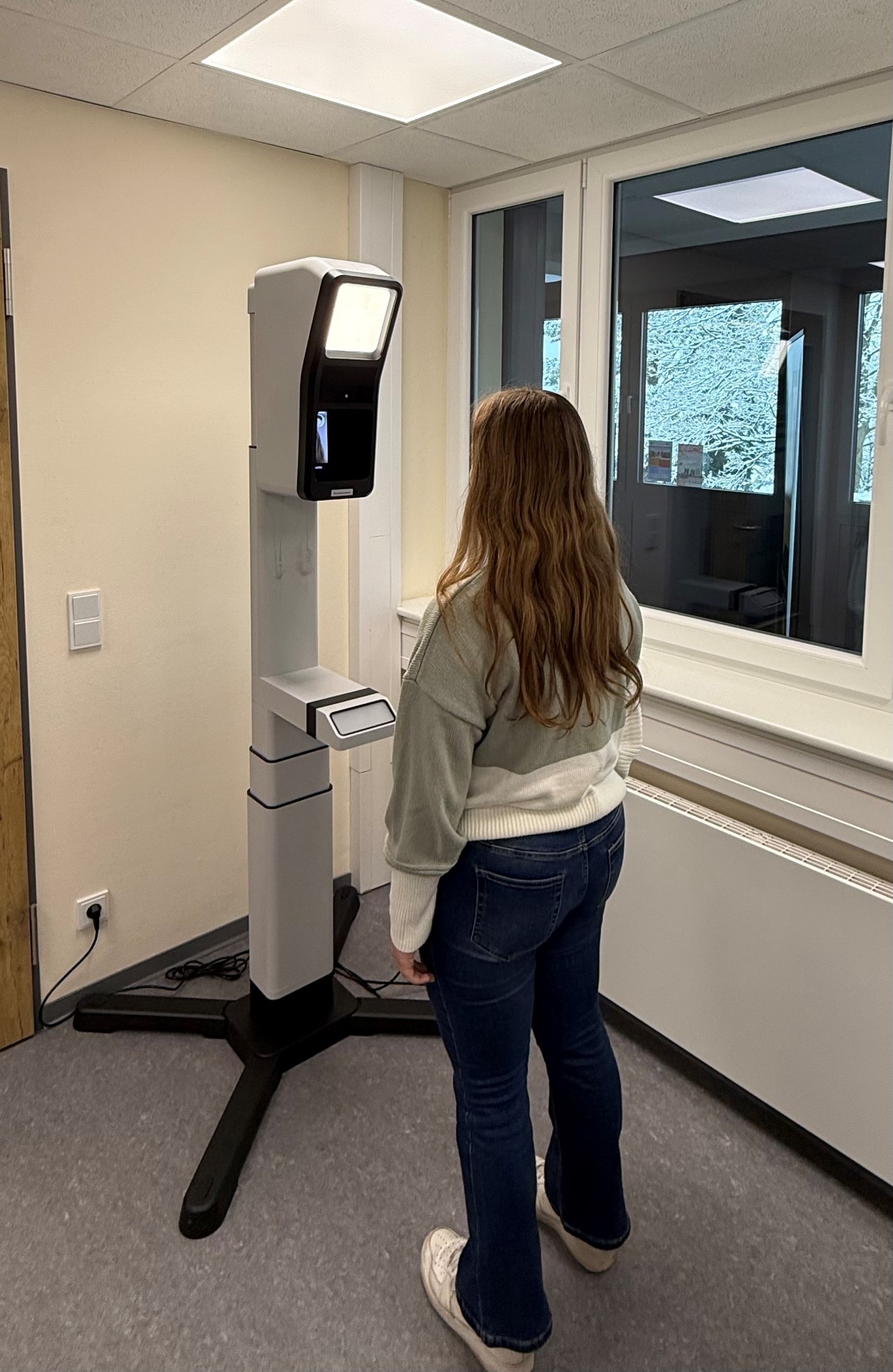 Zu sehen ist einer der neuen Lichtbildautomaten innerhalb der VG Aar-Einrich