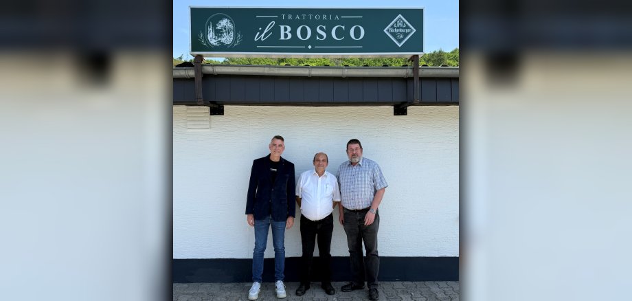 Das Bild zeigt Burgschwalbachs Bürgermeister Daniel Sauerwein (links), VG-Bürgermeister Lars Denninghoff (rechts) sowie den Inhaber der Trattoria Il Bosco, Antonio Errico Das Bild zeigt Burgschwalbachs Bürgermeister Daniel Sauerwein (links), VG-Bürgermeister Lars Denninghoff (rechts) sowie den Inhaber der Trattoria Il Bosco, Antonio Errico