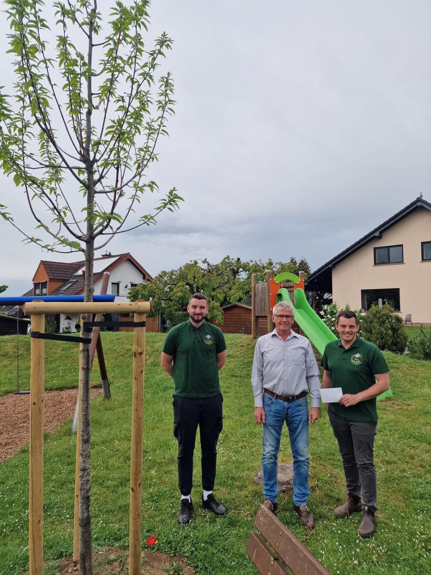 Auf dem Foto sind Jonas Funk (Hegering Hahnstätten), Joachim Egert (Ortsbürgermeister Hahnstätten) und Marc-André Kubitza (Hegering Hahnstätten) bei der Spendenübergabe zu sehen