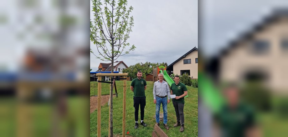 Auf dem Foto sind Jonas Funk (Hegering Hahnstätten), Joachim Egert (Ortsbürgermeister Hahnstätten) und Marc-André Kubitza (Hegering Hahnstätten) bei der Spendenübergabe zu sehen