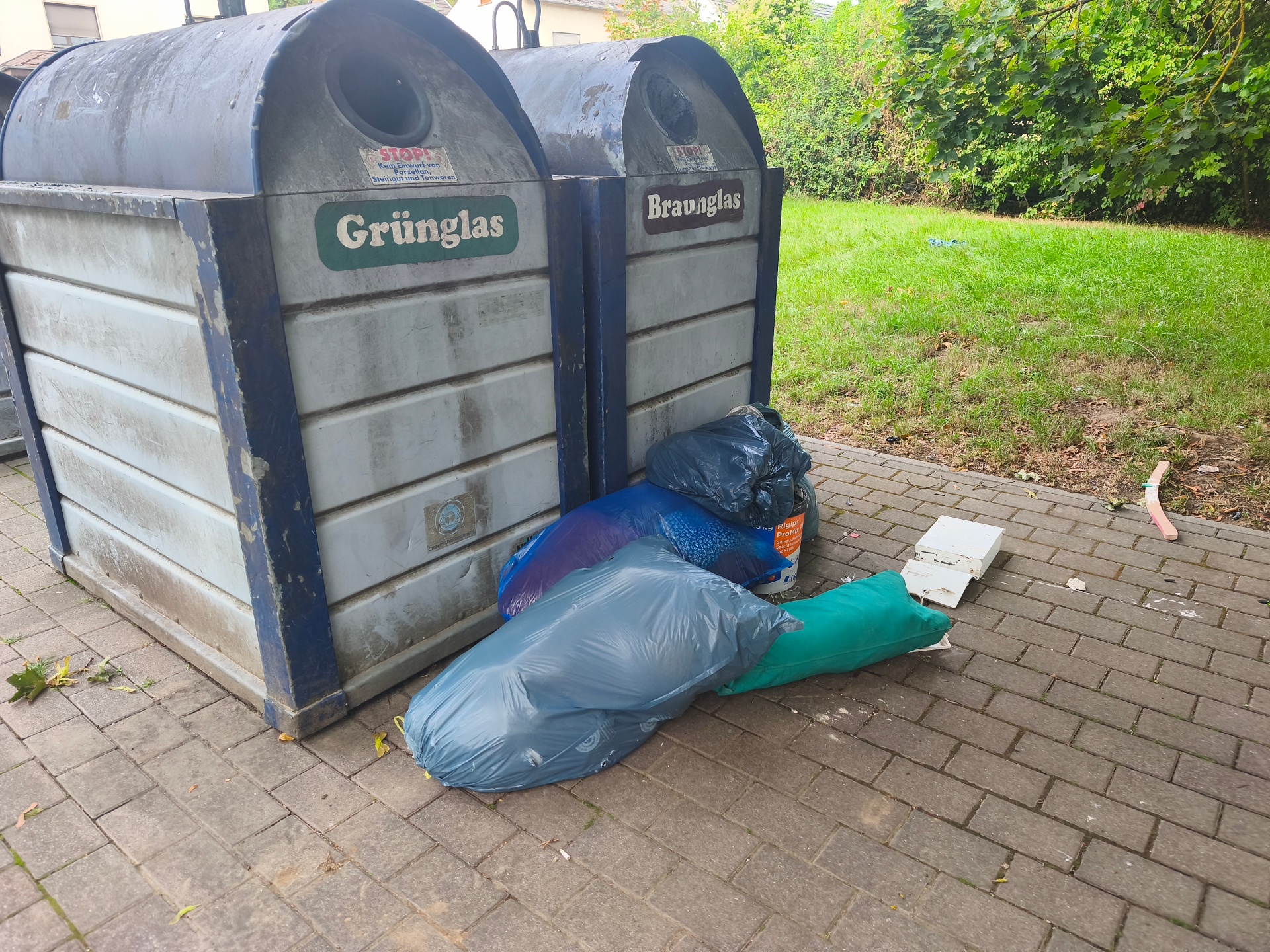 Zu sehen sind illegal entsorgte Müllsäcke in Niederneisen