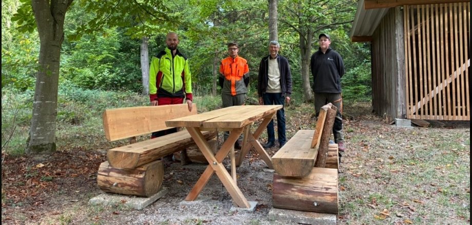 Das Bild zeigt Bild von links: Hendrik Wern-Schäfer, Moritz Schmidt, Dr. Frank Beerwerth (Ortsbürgermeister Kaltenholzhausen) und Fynn Schaust.