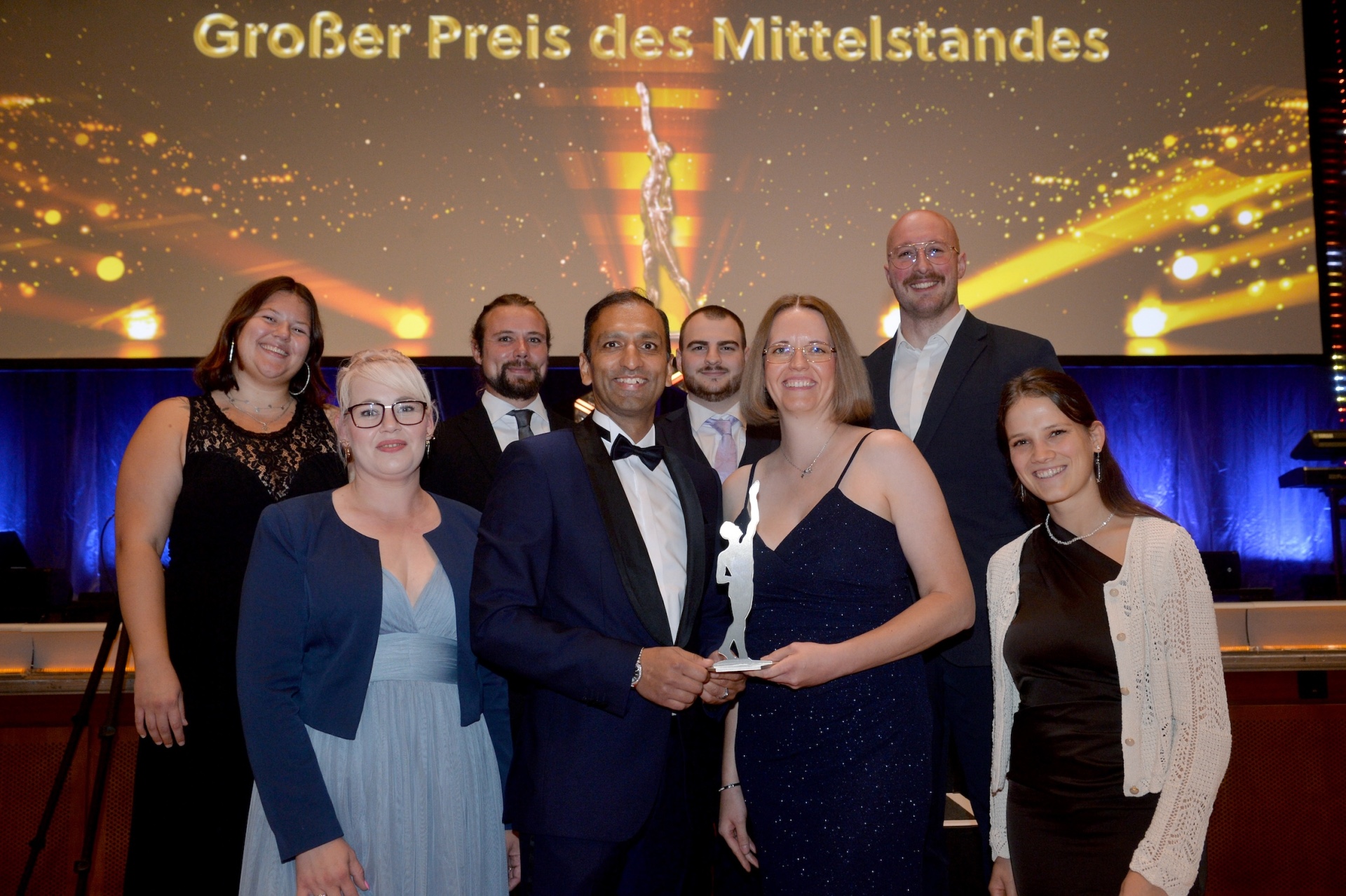 Ein Teil des Rabb IT Teams vor Ort bei der Auszeichnung, v.l. Stefanie Widmaier, Karina Sturm, Jan-Frederic Kurzweil, Rehan Khan (CEO Rabb IT), David Steeden, Jutta Hochkamer (COO Rabb IT), Paul Dambmann (CTO Rabb IT) und Katharina Hochmeir.