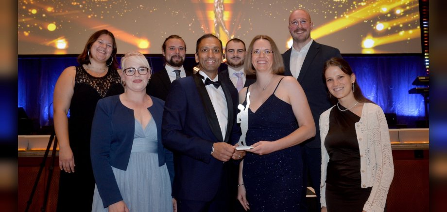 Ein Teil des Rabb IT Teams vor Ort bei der Auszeichnung, v.l. Stefanie Widmaier, Karina Sturm, Jan-Frederic Kurzweil, Rehan Khan (CEO Rabb IT), David Steeden, Jutta Hochkamer (COO Rabb IT), Paul Dambmann (CTO Rabb IT) und Katharina Hochmeir. Ein Teil des Rabb IT Teams vor Ort bei der Auszeichnung, v.l. Stefanie Widmaier, Karina Sturm, Jan-Frederic Kurzweil, Rehan Khan (CEO Rabb IT), David Steeden, Jutta Hochkamer (COO Rabb IT), Paul Dambmann (CTO Rabb IT) und Katharina Hochmeir.
