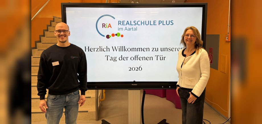 Zu sehen sind Andre Elsen und Sandra Behrendt von der RiA beim Tag der offenen Tür