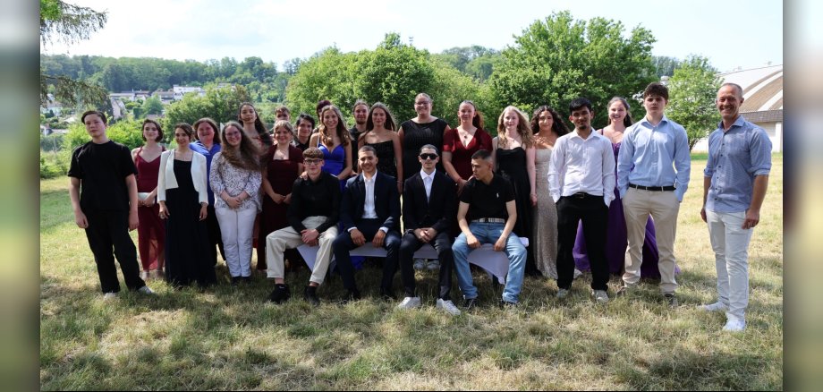 	Zu sehen ist die Abschlussklasse 10 der Realschule plus im Aartal mit Ihrem Lehrer Herr Dirk Olbertz
