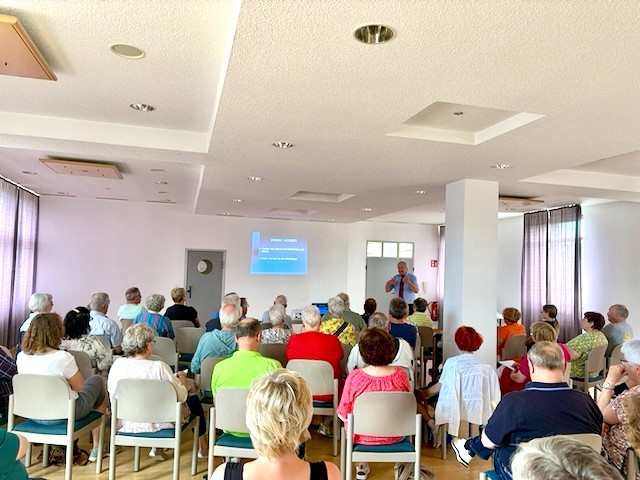 Rund 40 Interessierte verfolgten den Vortrag von Rechtsanwalt Thomas Stein zu den Themen Vorsorgevollmacht und Patientenverfügung im Dorfgemeinschaftshaus Hahnstätten. 