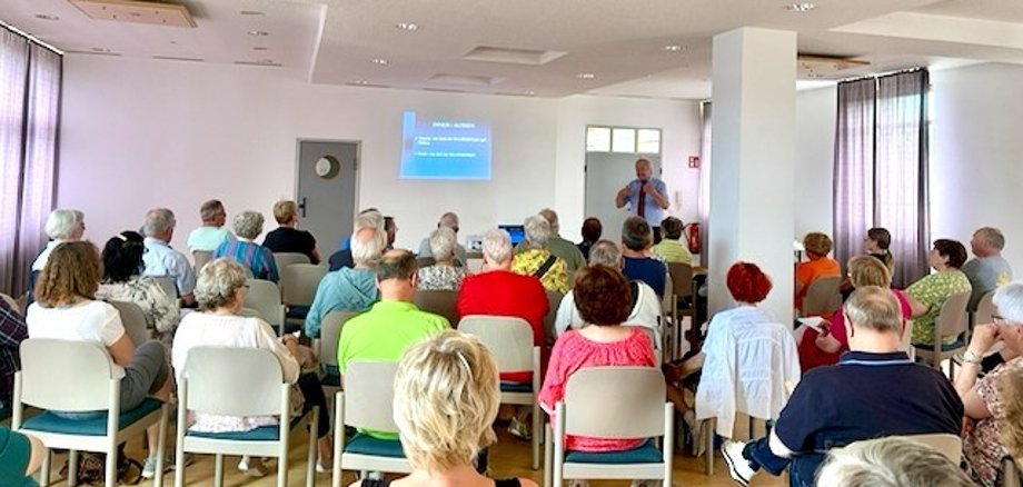 Rund 40 Interessierte verfolgten den Vortrag von Rechtsanwalt Thomas Stein zu den Themen Vorsorgevollmacht und Patientenverfügung im Dorfgemeinschaftshaus Hahnstätten. 
