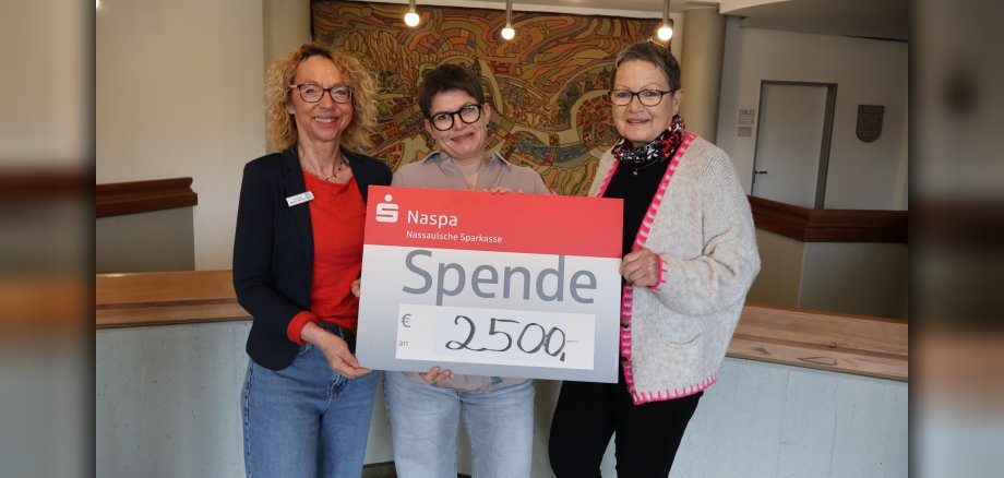 Die Spende in Höhe von 2500 Euro wurde an den Förderverein des Frauenhauses Koblenz übergeben. Die Spende in Höhe von 2500 Euro wurde an den Förderverein des Frauenhauses Koblenz übergeben.