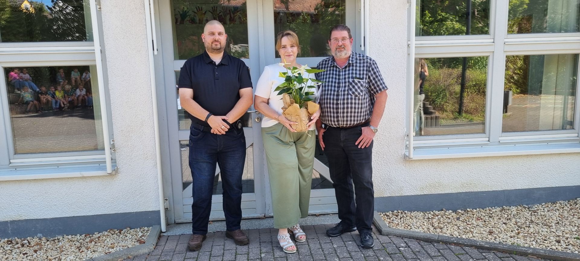 Zu sehen sind Christian Weidner (Personalrat), Tanja Düssmann und Bürgermeister Lars Denninghoff