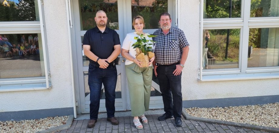 Zu sehen sind Christian Weidner (Personalrat), Tanja Düssmann und Bürgermeister Lars Denninghoff