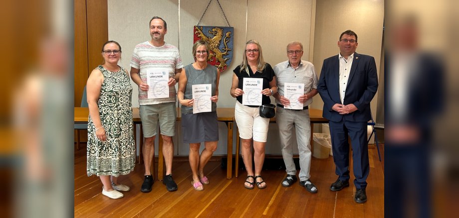 Auf der Siegerehrung vom Stadtradeln des Rhein-Lahn-Kreises wurde das "Team Dördorf" durch Landrat Jörg Denninghoff geehrt. Auf der Siegerehrung vom Stadtradeln des Rhein-Lahn-Kreises wurde das "Team Dördorf" durch Landrat Jörg Denninghoff geehrt.