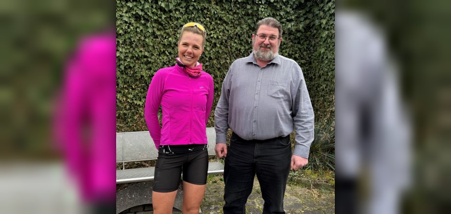 Zu sehen sind Ultraläuferin Joyce Hübner und Lars Denninghoff, Bürgermeister der VG Aar-Einrich Zu sehen sind Ultraläuferin Joyce Hübner und Lars Denninghoff, Bürgermeister der VG Aar-Einrich