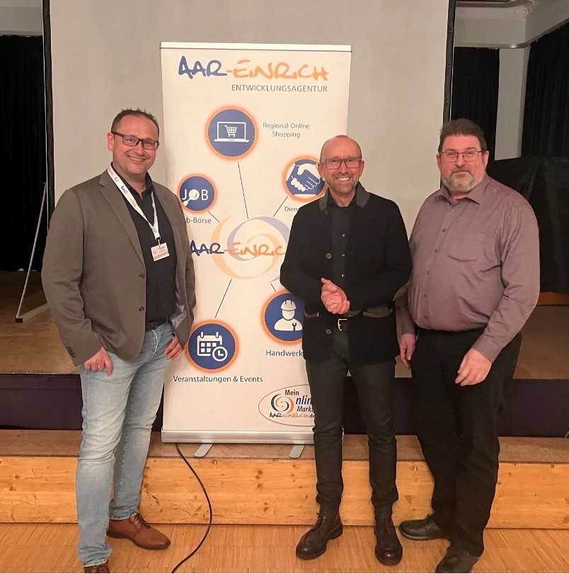 Zu sehen sind Christopher Kahl (Entwicklungsagentur Aar-Einrich), Referent Günter Burzywoda (Fa. LEAPFROGGING) und der Bürgermeister der Verbandsgemeinde Aar-Einrich, Lars Denninghoff, sie gruppierten sich zum Erinnerungsfoto.