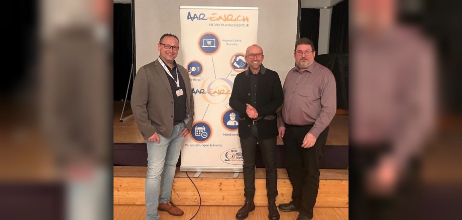 Zu sehen sind Christopher Kahl (Entwicklungsagentur Aar-Einrich), Referent Günter Burzywoda (Fa. LEAPFROGGING) und der Bürgermeister der Verbandsgemeinde Aar-Einrich, Lars Denninghoff, sie gruppierten sich zum Erinnerungsfoto.