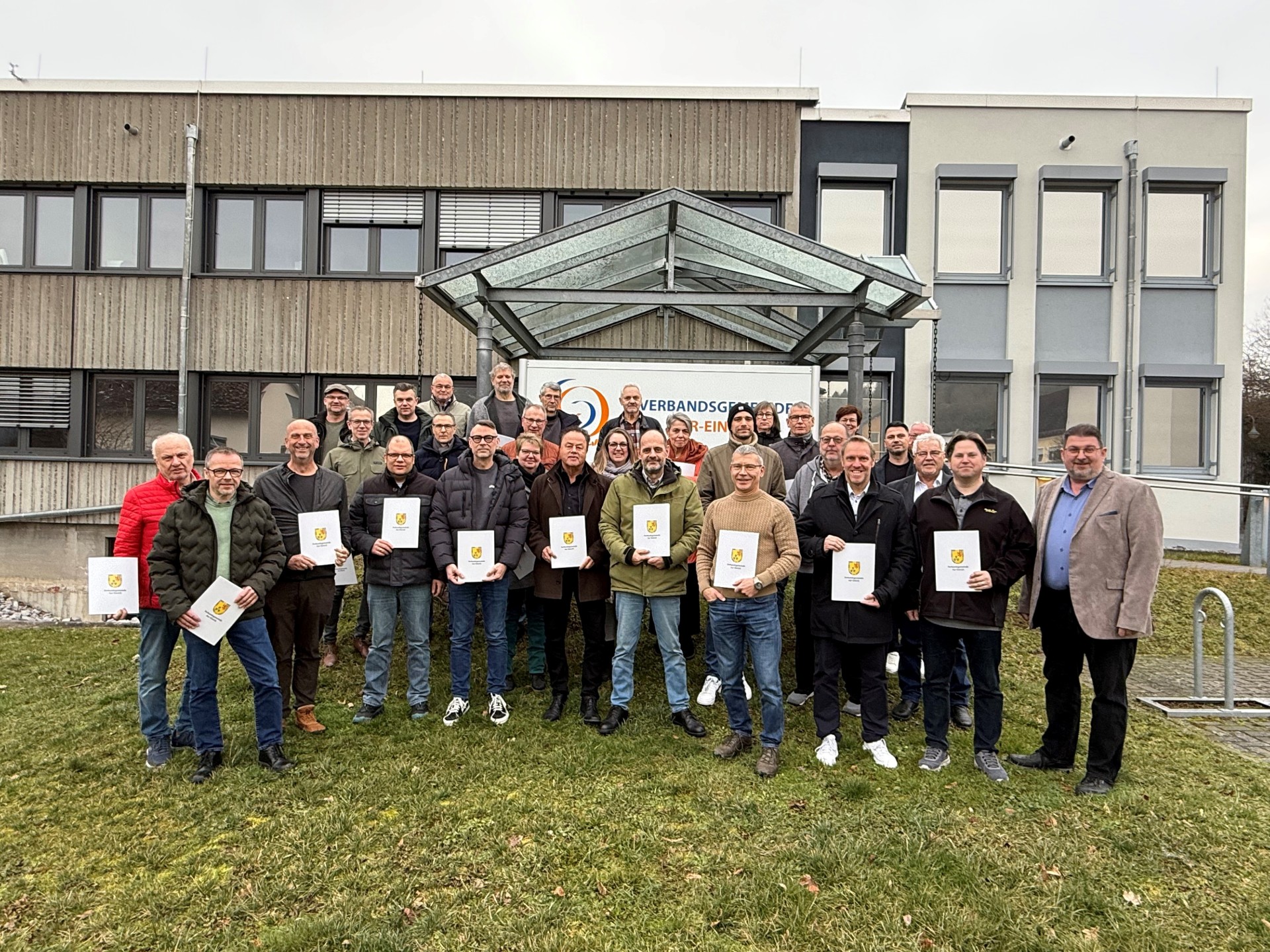 Zu sehen sind der Verbandsgemeindebürgermeister und die Ortsbürgermeister bei der Übergabe der Bewilligungsbescheide