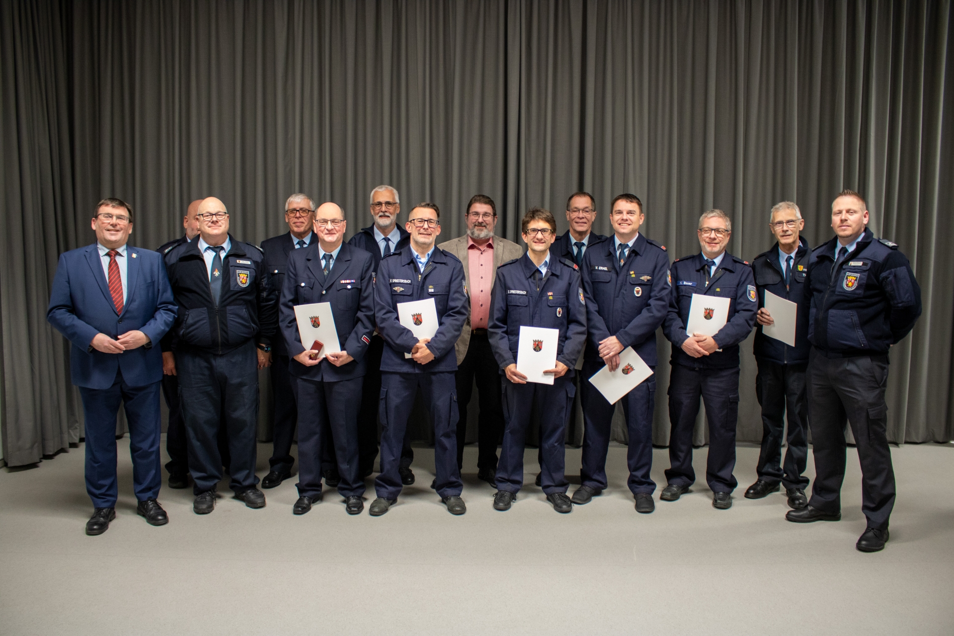 Zu sehen ist die Ehrung der Feuerwehr in Lohrheim