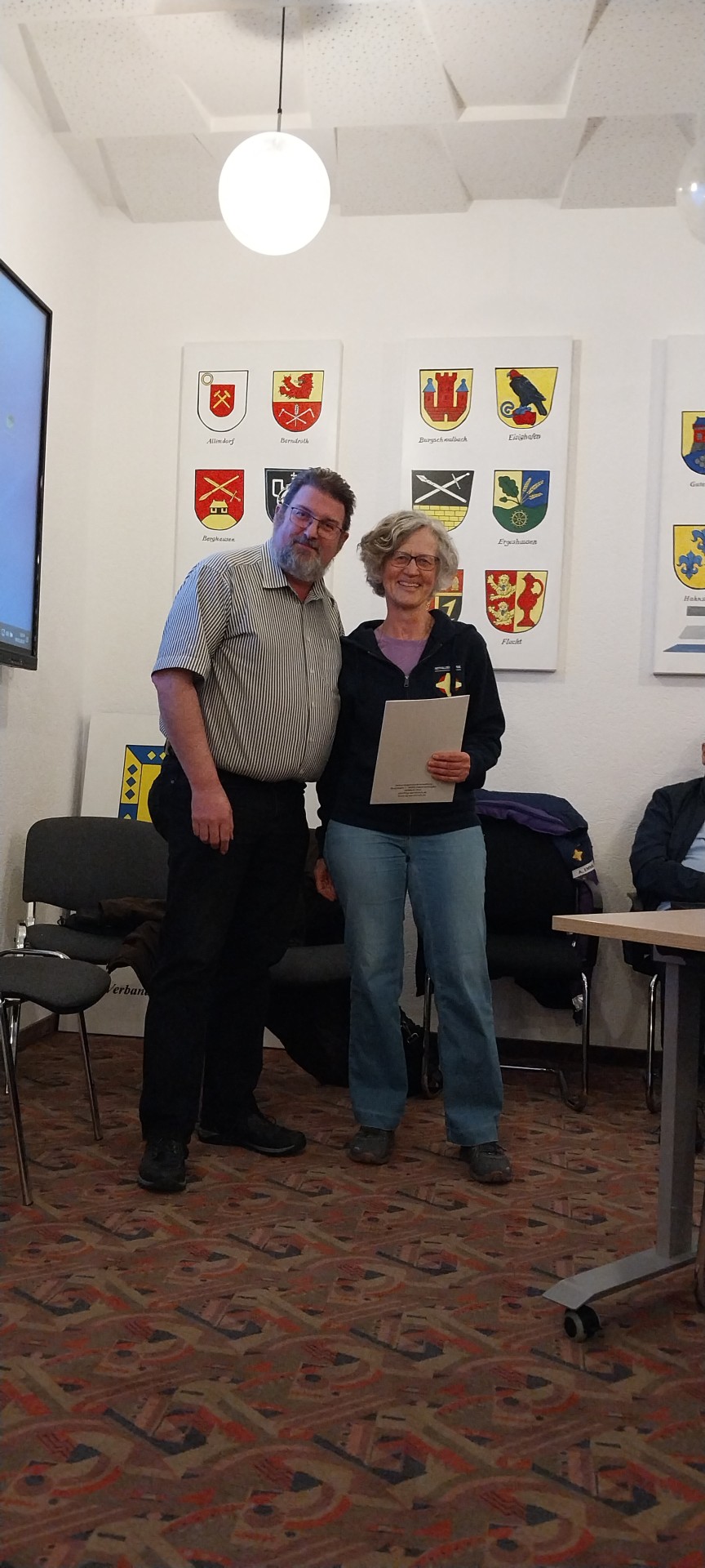 Das Foto zeigt den Bürgermeister der Verbandsgemeinde Aar-Einrich, Lars Denninghoff und Anja Emmel aus Rettert, die für ihr ehrenamtliches Engagement in der Notfallseelsorge ausgezeichnet wurde.