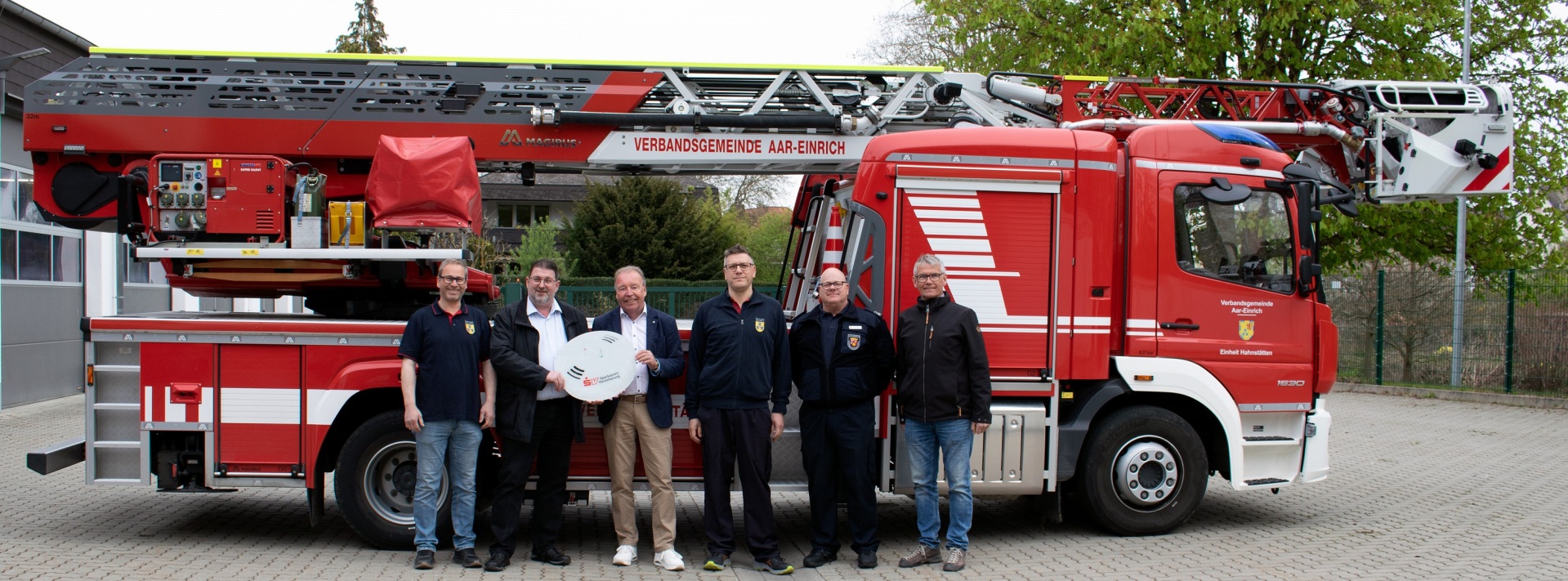 Zu sehen sind Dirk Hansmann (Feuerwehr Hahnstätten), Bürgermeister Lars Denninghoff, Dieter Wagenknecht (SV-Versicherung), Dennis Pfeiffer (Feuerwehr Hahnstätten), Mike Gross (stellv. Wehrleiter), Joachim Egert (Bürgermeister OG Hahnstätten)
