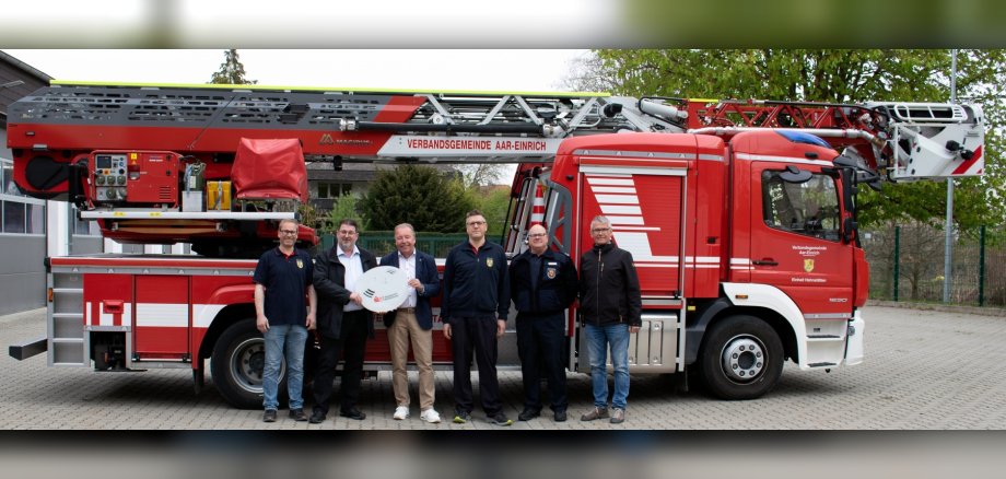 Zu sehen sind Dirk Hansmann (Feuerwehr Hahnstätten), Bürgermeister Lars Denninghoff, Dieter Wagenknecht (SV-Versicherung), Dennis Pfeiffer (Feuerwehr Hahnstätten), Mike Gross (stellv. Wehrleiter), Joachim Egert (Bürgermeister OG Hahnstätten)