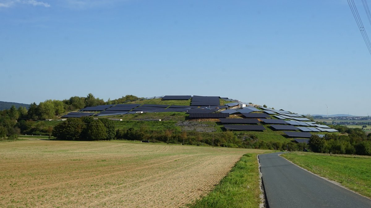 Eine Freiflächenphotovolatikanlage auf der Halde am Laybruch 