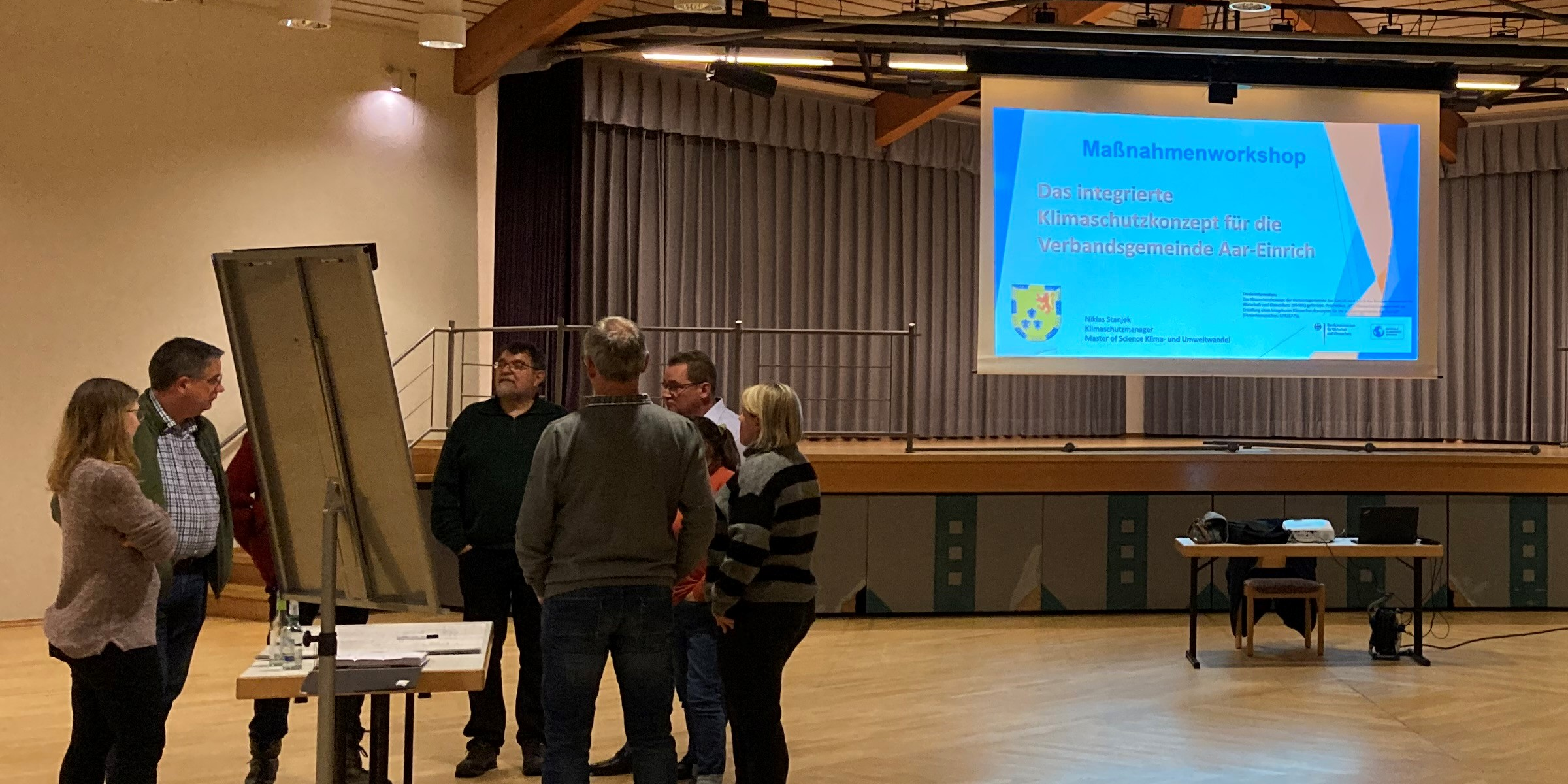 Mehrere Personen stehen an einem Clipchart 