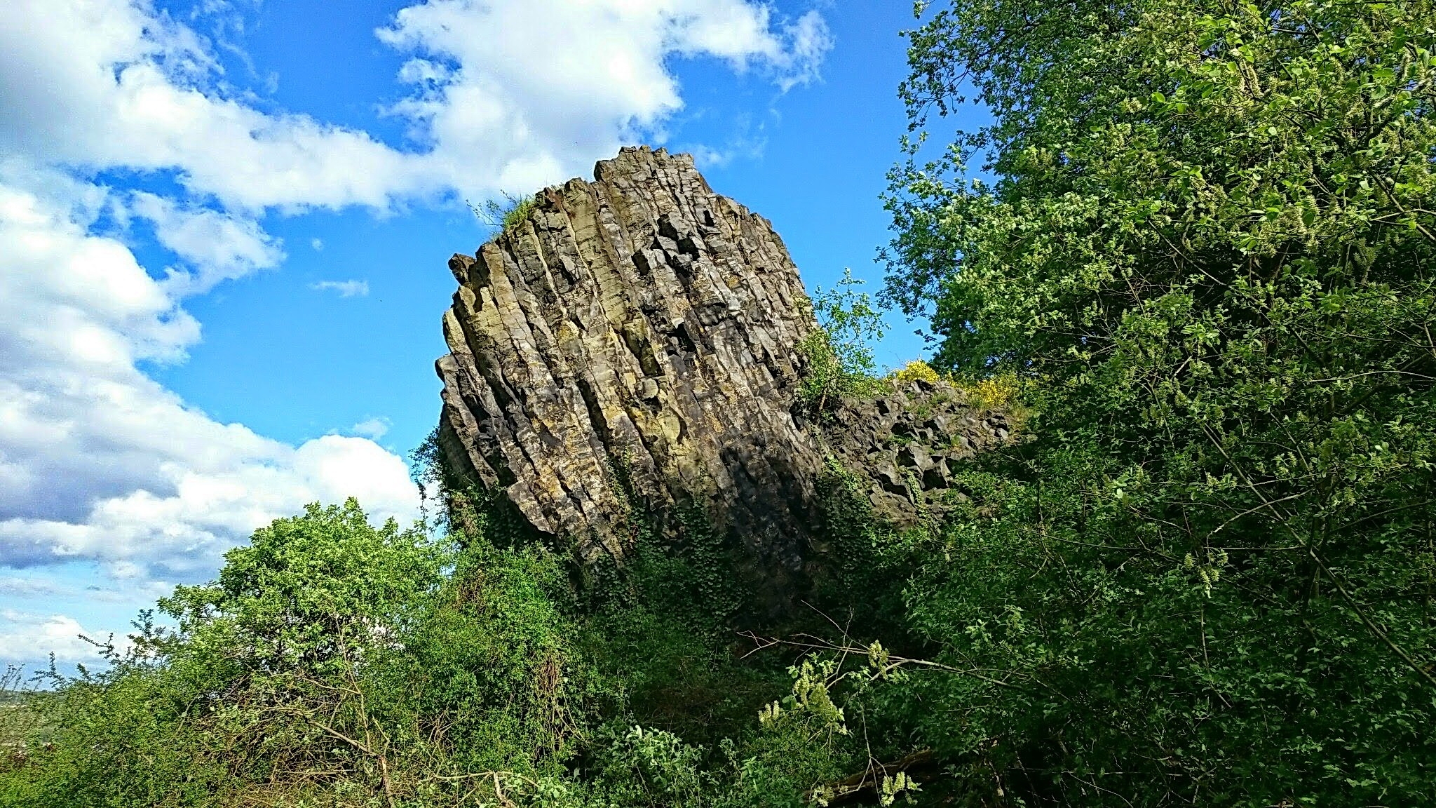 Zu sehen ist der Basaltfelsen Kipp in Gutenacker