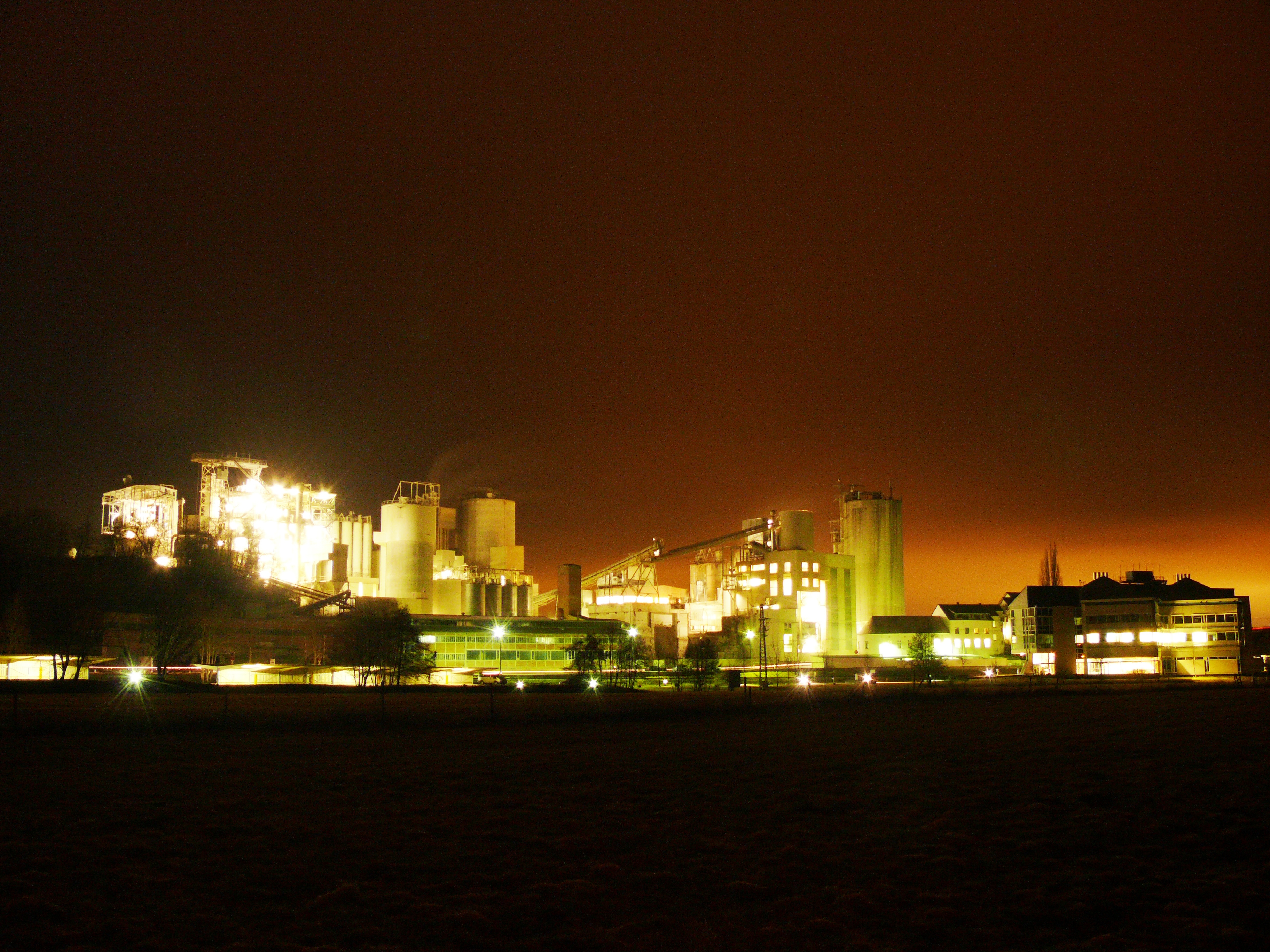 Zu sehen ist Schaefer Kalk in Hahnstätten im Dunkeln erleuchtet.