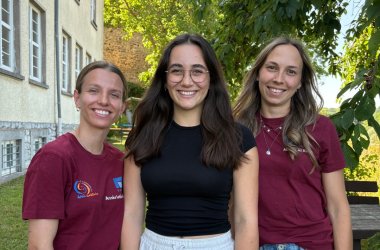 Zu sehen ist das Team Jugendarbeit mit Johanna Kröller, Annkristin Fangmann und Annalina Mayer